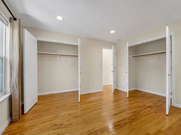 4th image of 38 Sintsink Dr W Unit B