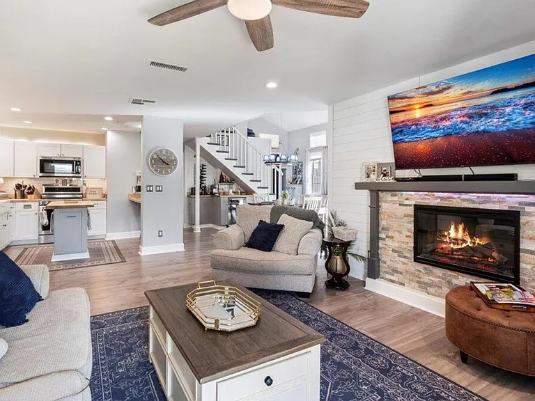 4304 E Milton Dr — Photo 2