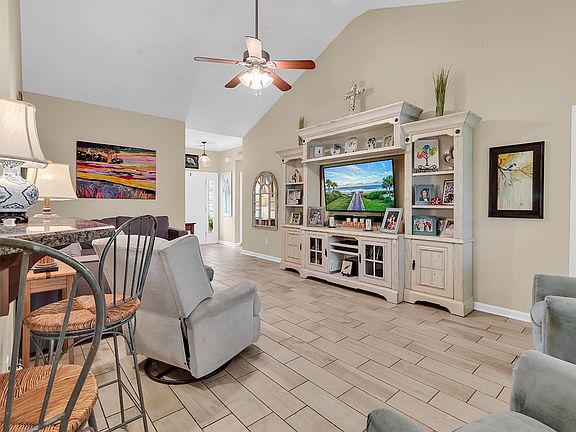5th image of 337 Oak Haven Dr.