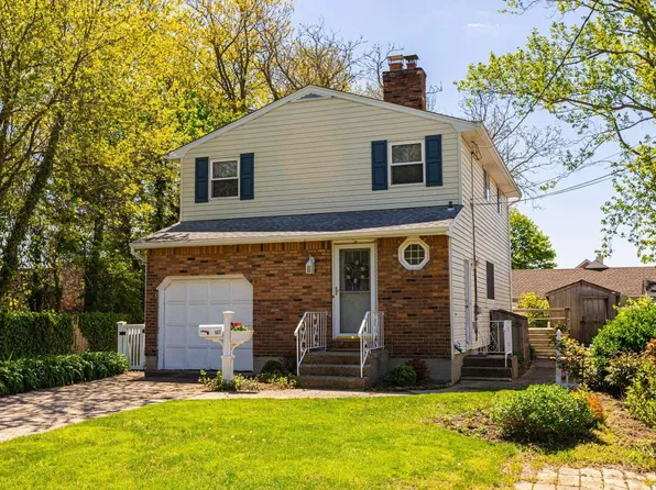 662 Bay 6th Street, West Islip, NY 11795