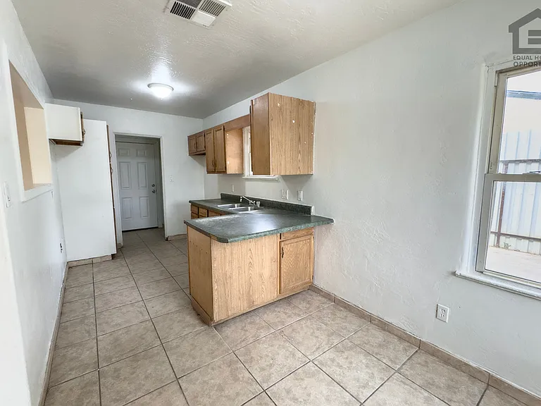 2517 E Culver St — Photo 14