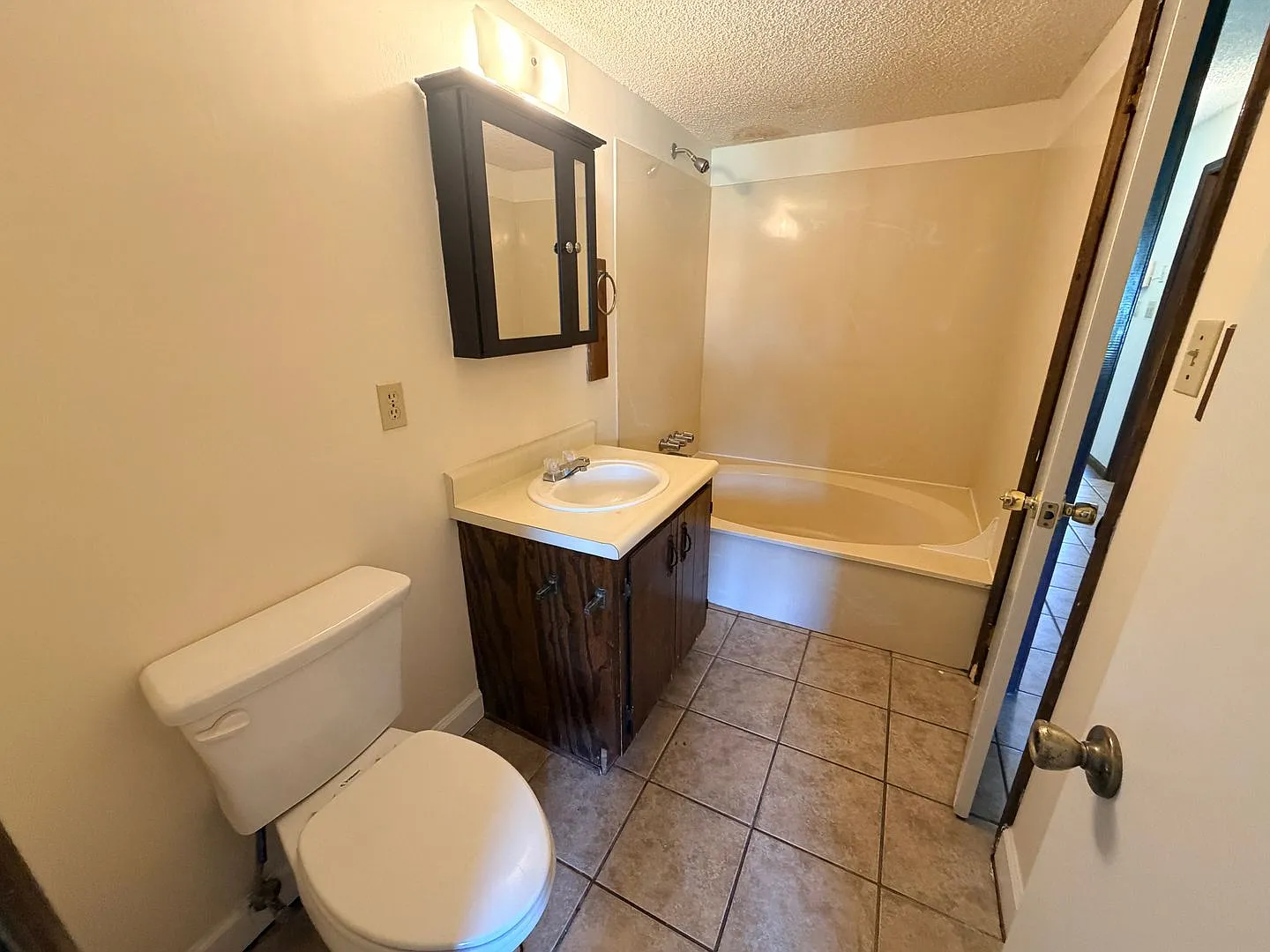 2BD/2B Towhouse — Photo 3