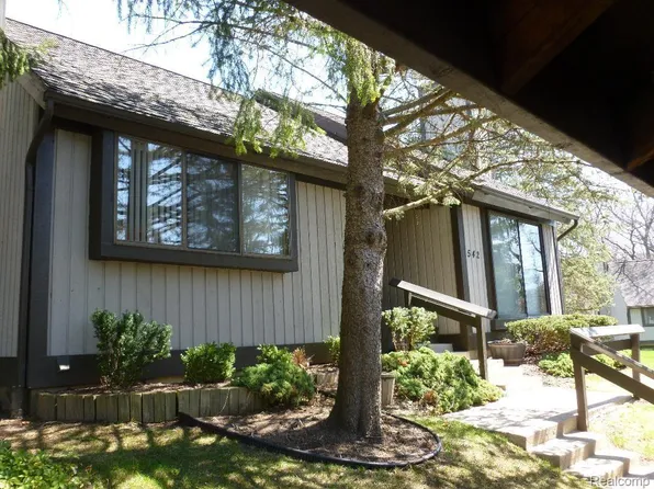 542 Foxboro Sq, Brighton, MI 48116
