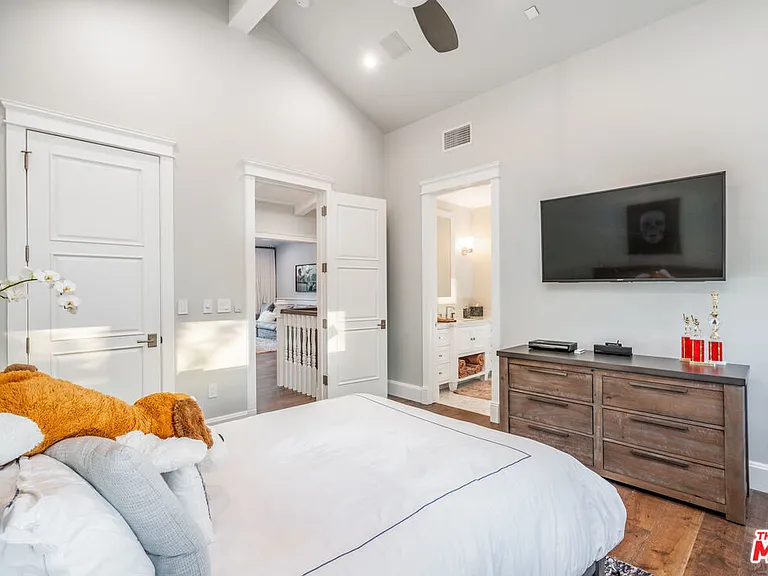 4800 Zelzah Ave — Photo 33