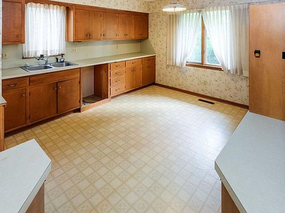 4th image of 5300 Malibu Dr