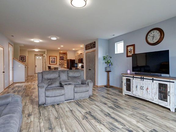 3rd image of 271 Bondgard Ave E