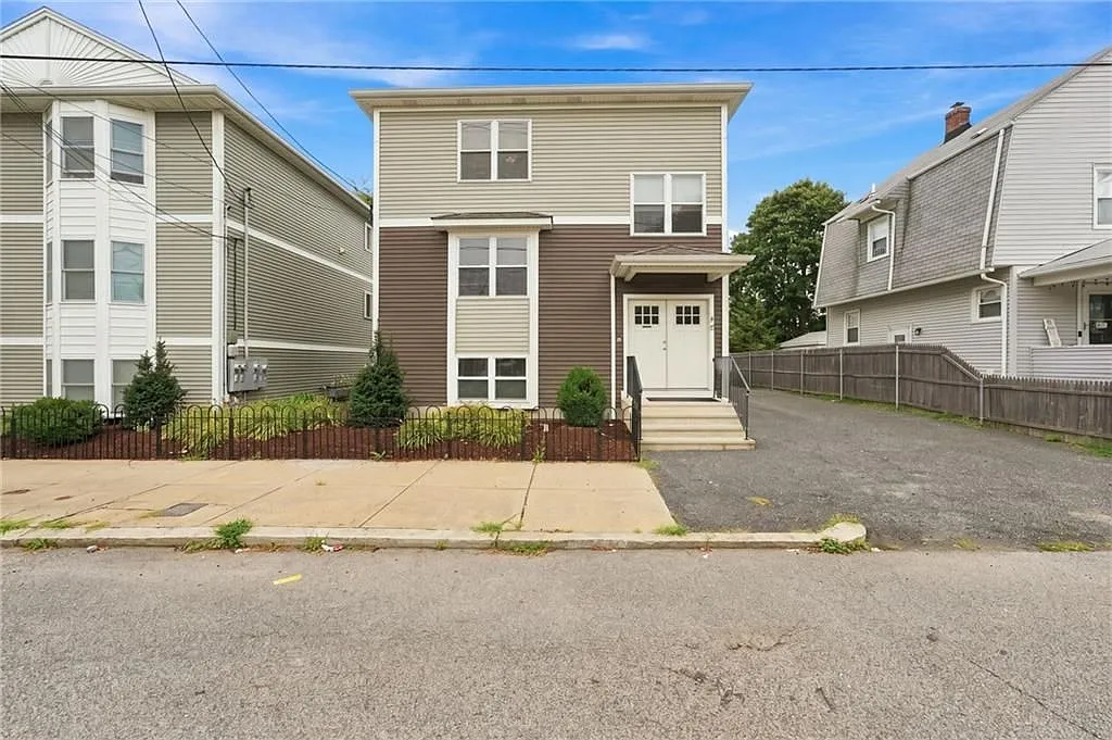 3 bed, 2.0 bath, 1196 sqft, $2,500 — Photo 2