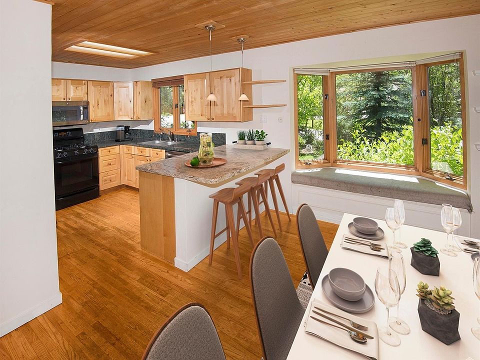dining & eat-in kitchen - virtually staged