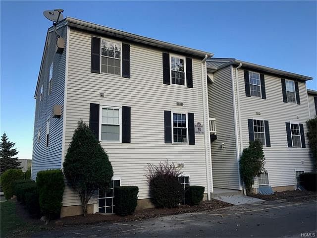 1st image of 18 Lexington Hl Unit 12