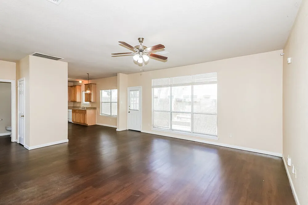 3 bed, 2.5 bath, 2137 sqft, $2,115 — Photo 4