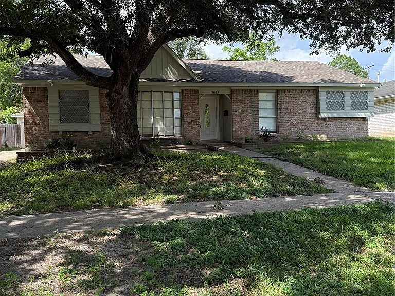 9002 Roos Rd — Photo 2