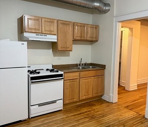 3rd image of 4626 N Lincoln Ave APT 2S