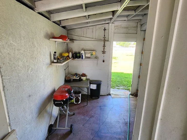 227 SE Eisenhower St #E — Photo 22