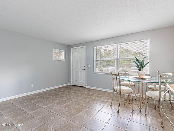 5th image of 301 HOLLIS Drive E