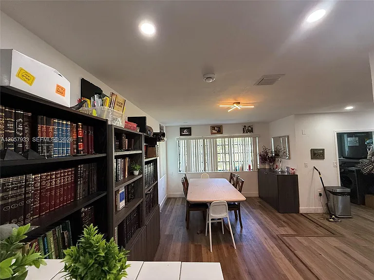 17410 NE 11th Ave — Photo 4