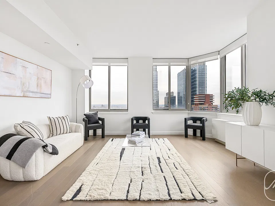 561 10th Ave #34J