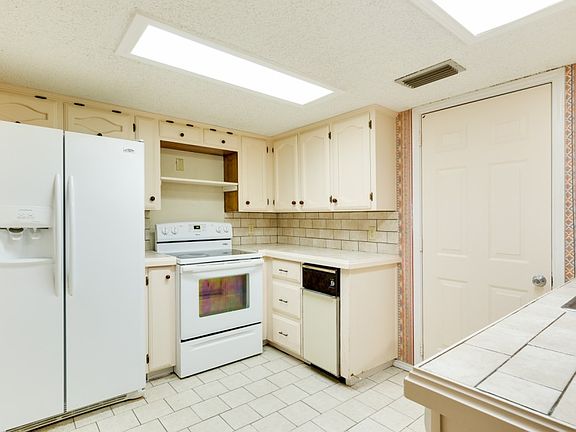 4th image of 723 Brazos Cir