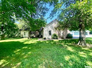 10950 Prestwick Dr, Benton, IL 62812