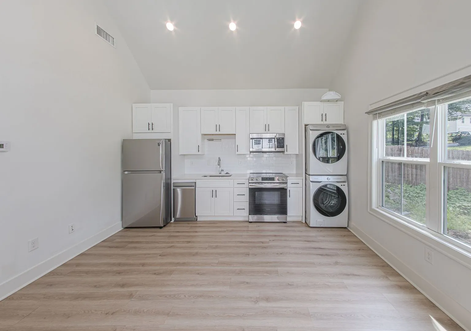 Modern 2Bedroom Retreat Near Westside Reservoir Park — Photo 3