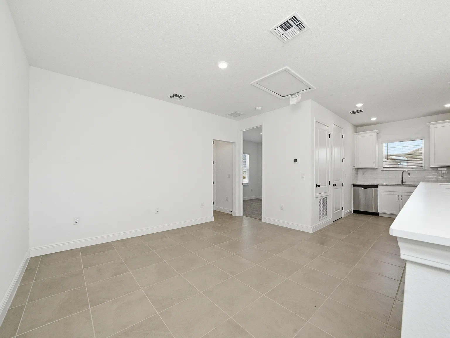 1 bed, 870 sqft, $1,600 — Photo 2