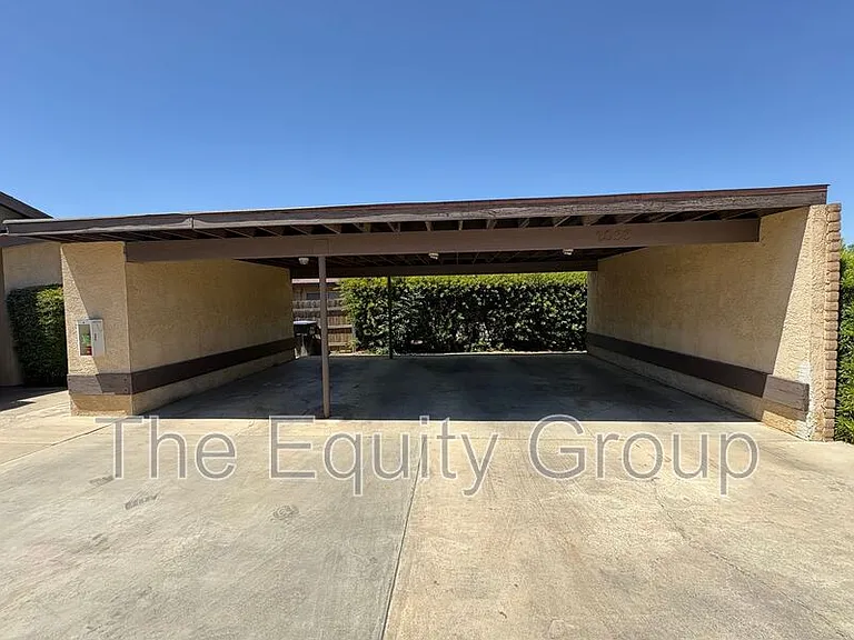 2037 S Tracy Ct — Photo 2
