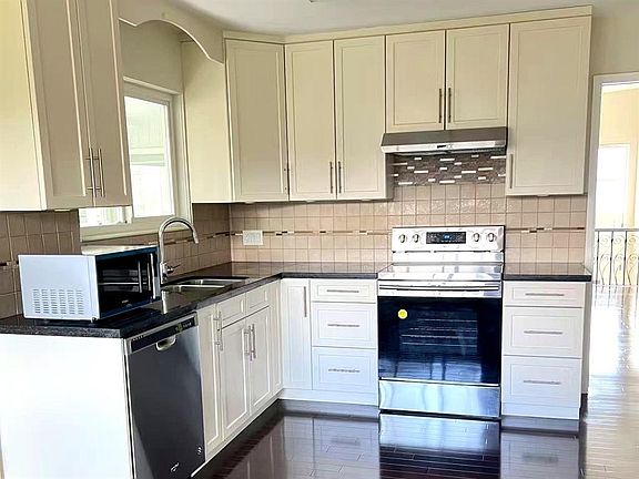 4th image of 4383 Pinewood Cres