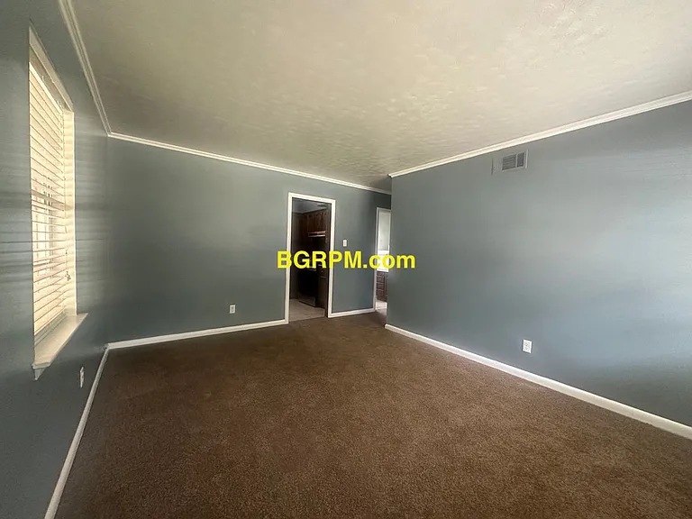 904 Brewer St — Photo 2
