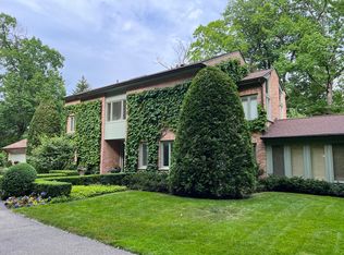 512 Forest Cove Rd, Lake Bluff, IL 60044