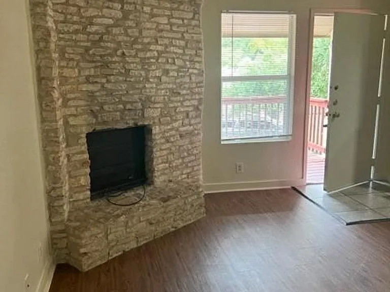 304 Algerita Dr — Photo 4