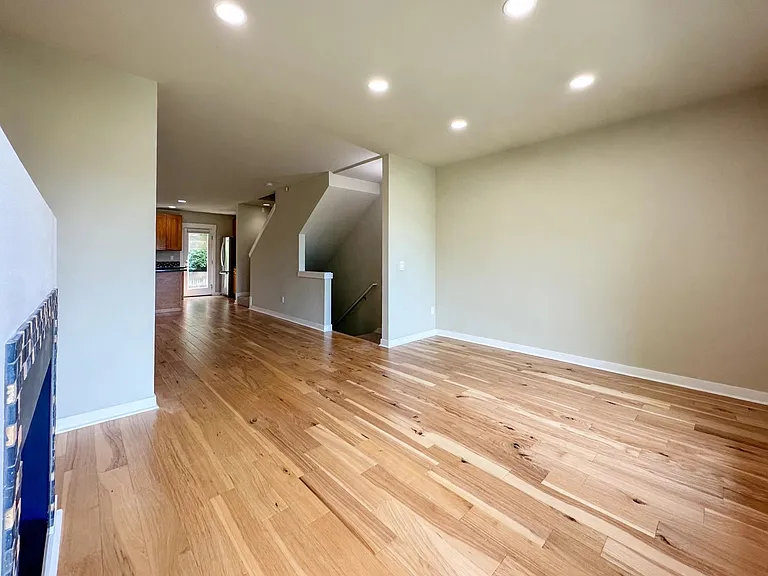 15 W Florentia St — Photo 5