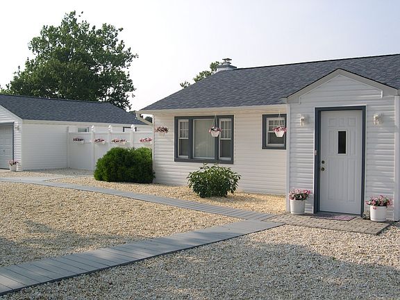 Front of House-Don't let the small facade deceive you!