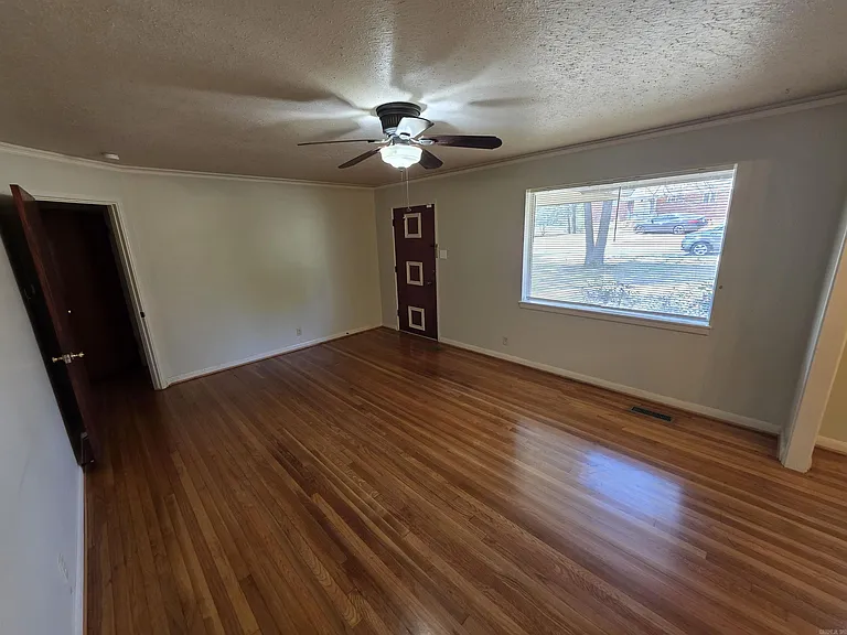 46 Glenmere Dr — Photo 3