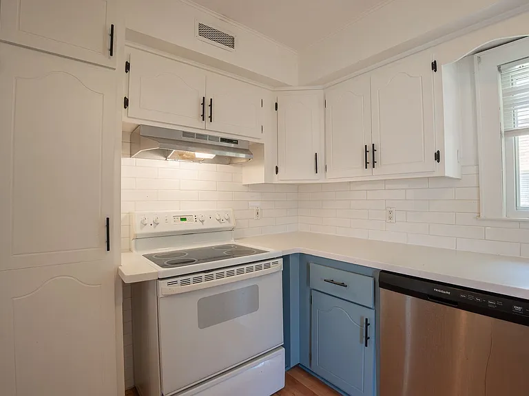 523 E Henry Clay St — Photo 8