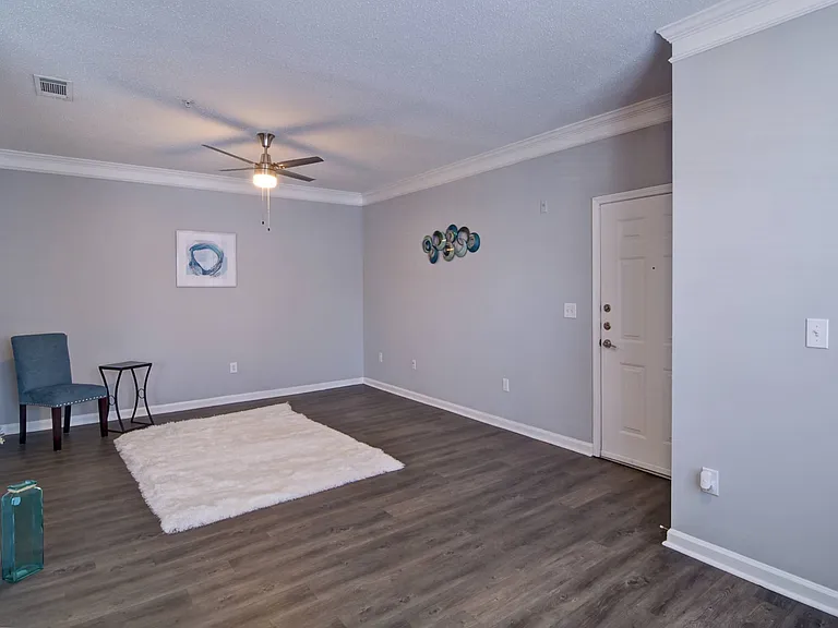 Park Creek Apartments — Photo 9