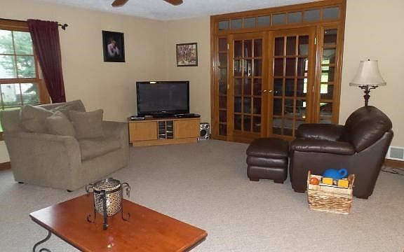 4th image of 695 Bay Dr