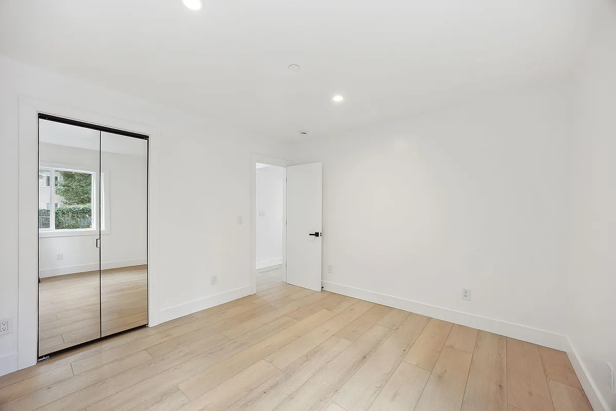 Building Photo - 19 Knoll