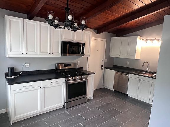 3rd image of 2204 N River Rd