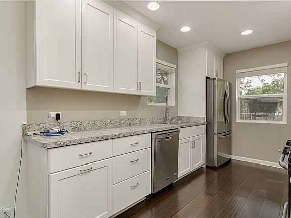 3rd image of 385 W Oak St