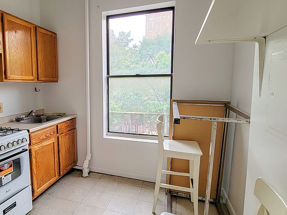3rd image of 172 W 77th St APT 3B