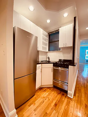 Rented by Metropolis Real Estate of Manhattan | media 2