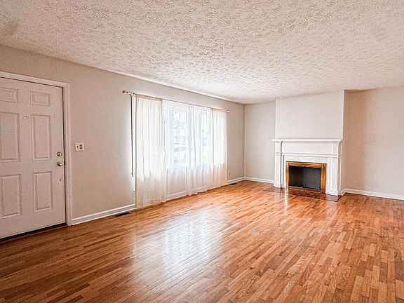 5th image of 1037 Algonquin Trl