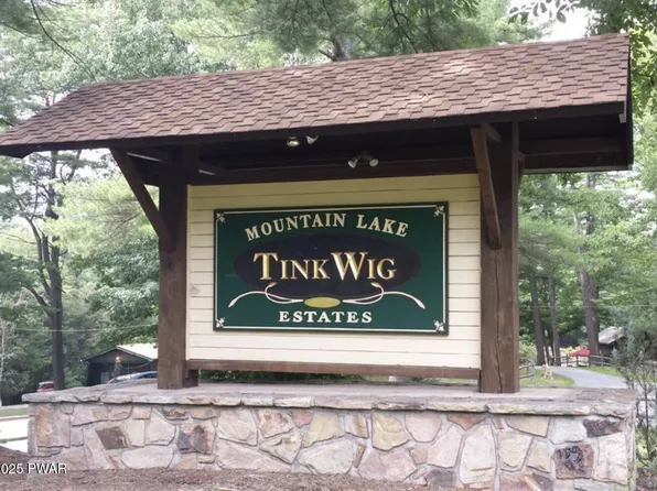 82 Hawks Nest Dr, Hawley, PA 18428