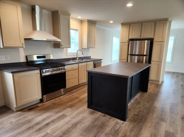 655 Oregon St #655, Belleville, MI 48111