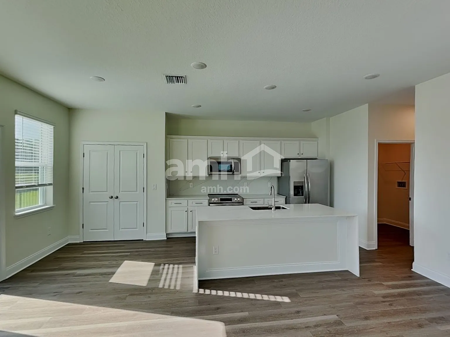 4 bed, 2.5 bath, 1977 sqft, $2,560 — Photo 3