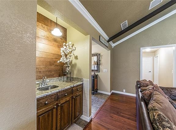 5th image of 3305 Minot Ave