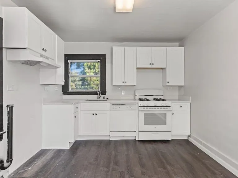 429 E Hawthorne St — Photo 3