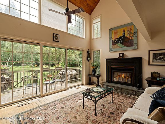 2nd image of 20 Hawksview Road