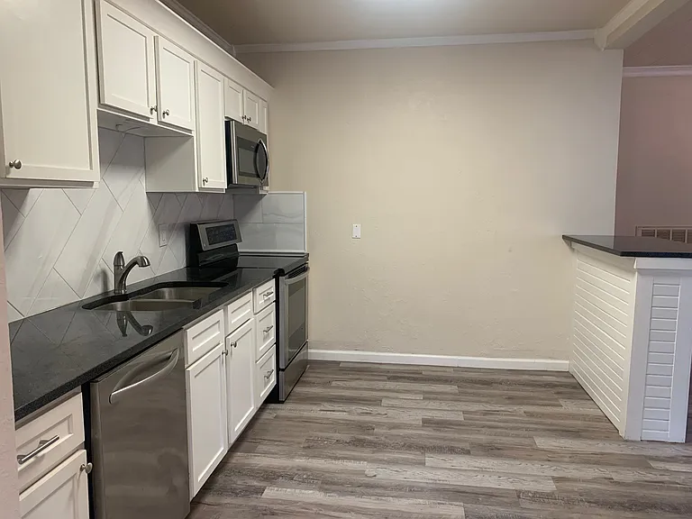 320 S 7th St — Photo 2