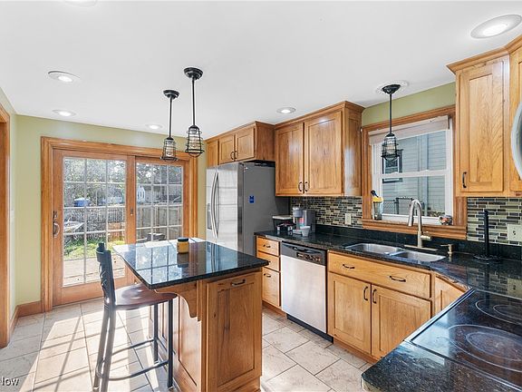 5th image of 733 Heltman Ave