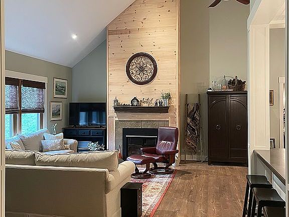5th image of 9 Gravel Hill Ln